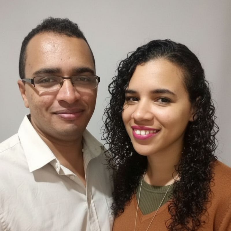 Priscila e Elton Souza, fundadores da Souza Organiza, sorrindo em ambiente de escritório profissional. Priscila é especialista em gestão e processos e Elton é contador consultivo.